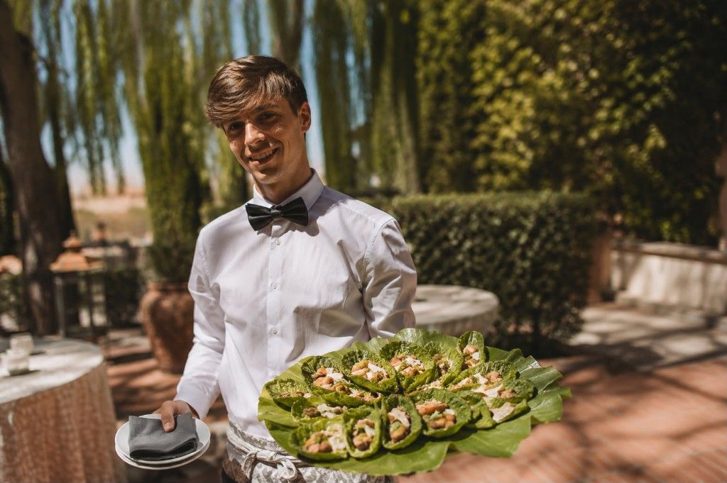 Equipo preparando un buffet contemporáneo en una terraza
